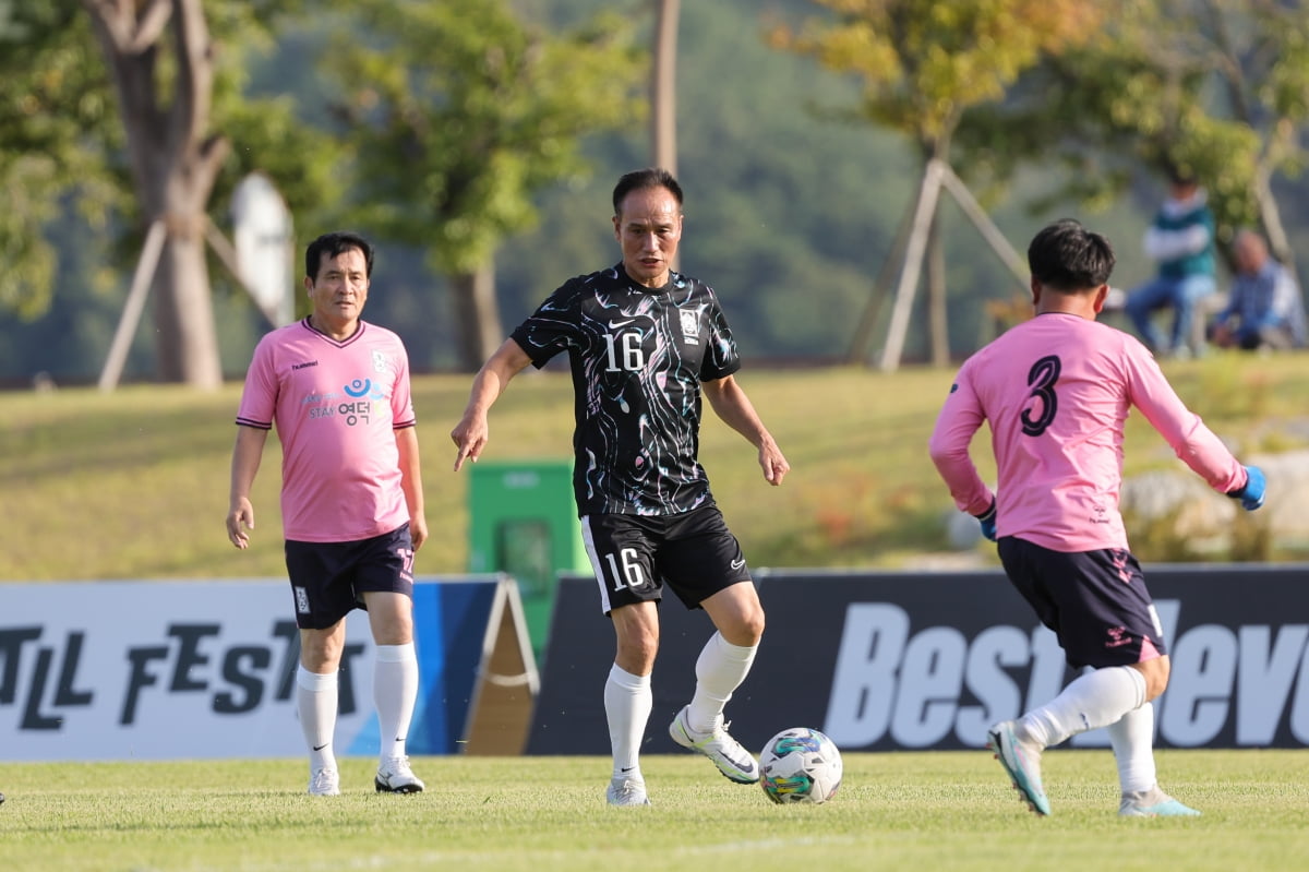 ⚽美职联半场：克拉克献神扑 罗斯洛克造险 西雅图海湾人暂0-0休斯敦迪纳摩