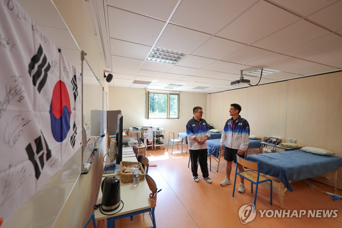 真疼还是演技？维尼修斯被踩到脚跟后倒地连滚两圈