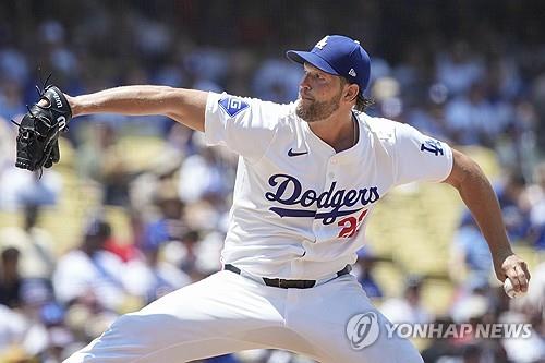 09年双子星！库里社媒转发与哈登合照：16年了！哈登回复：我的兄弟！